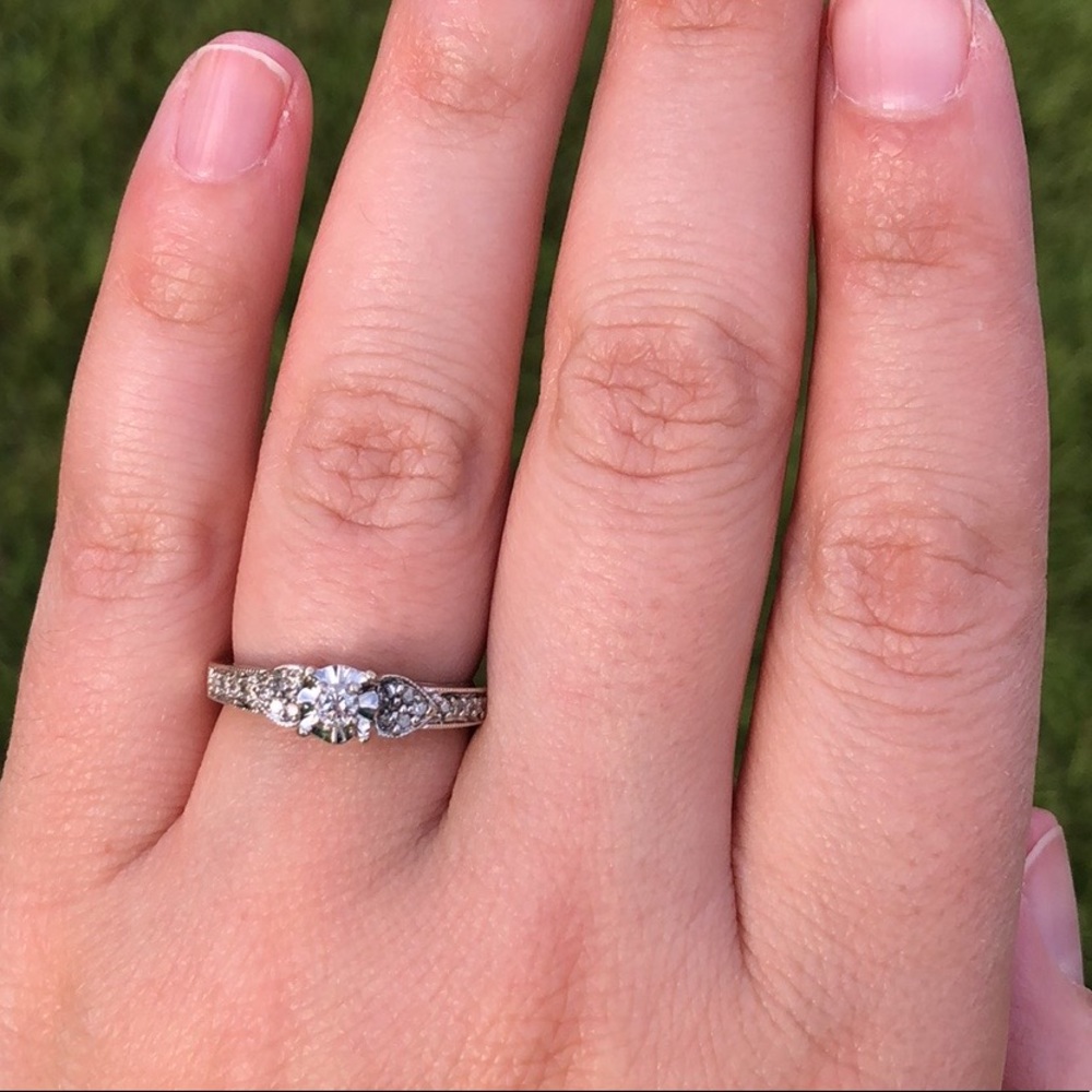 10k white gold .28 CTTW diamond engagement ring - Picture 7 of 16